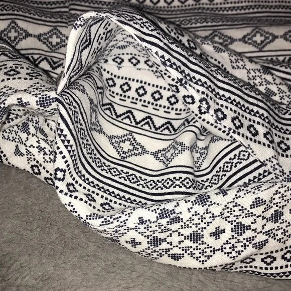 Romper from ‘FASHION ON EARTH’ size small, has a blue white pattern - Picture 7 of 9